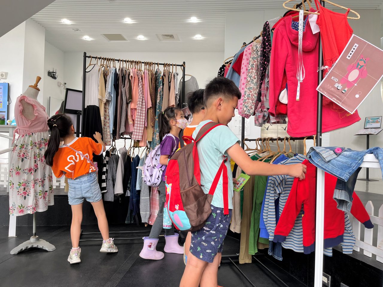 借書還能換衣服！　中市上楓圖書館讓永續生活很時尚