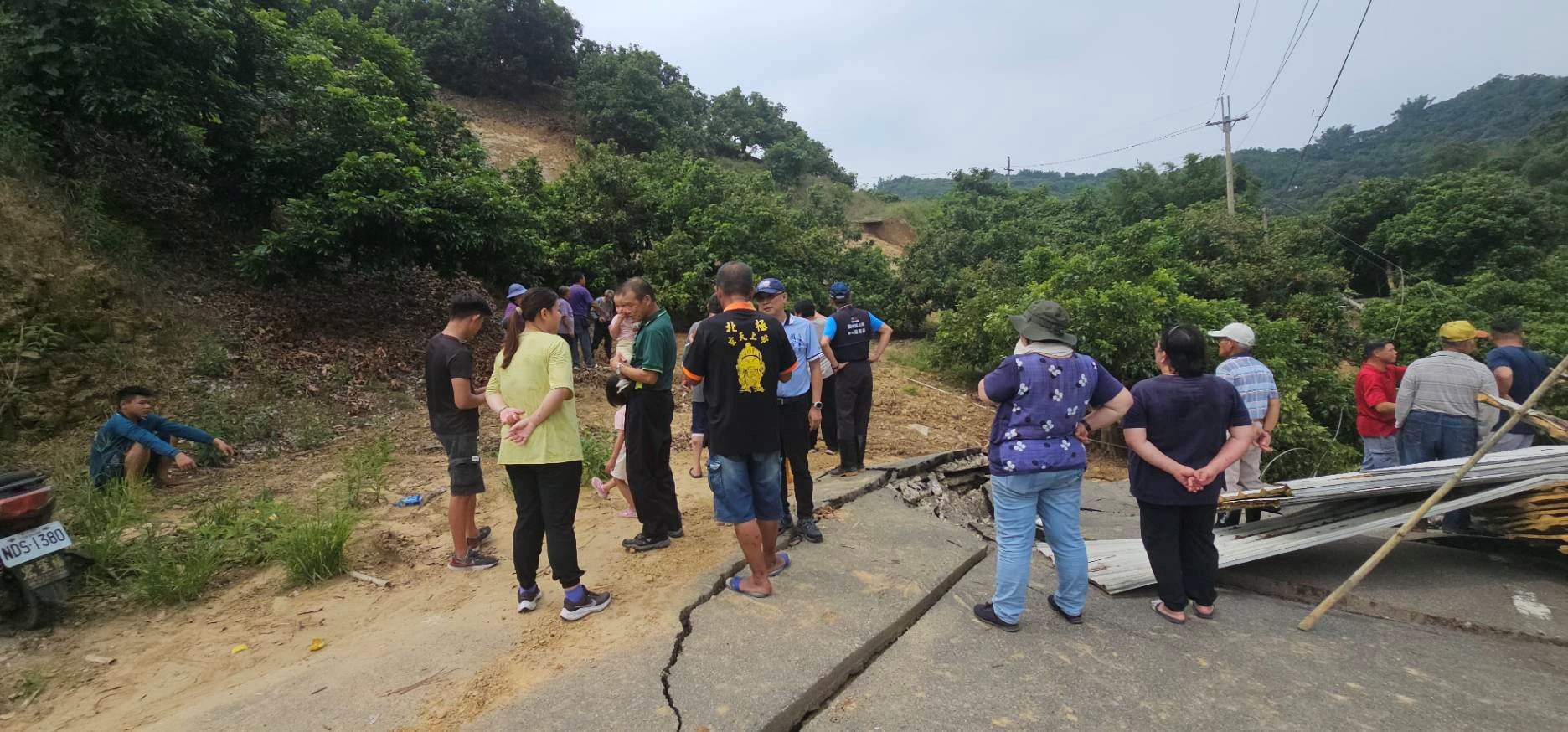 霧峰暗坑巷因豪雨崩塌　水利局緊急搶修便道助農民採收龍眼