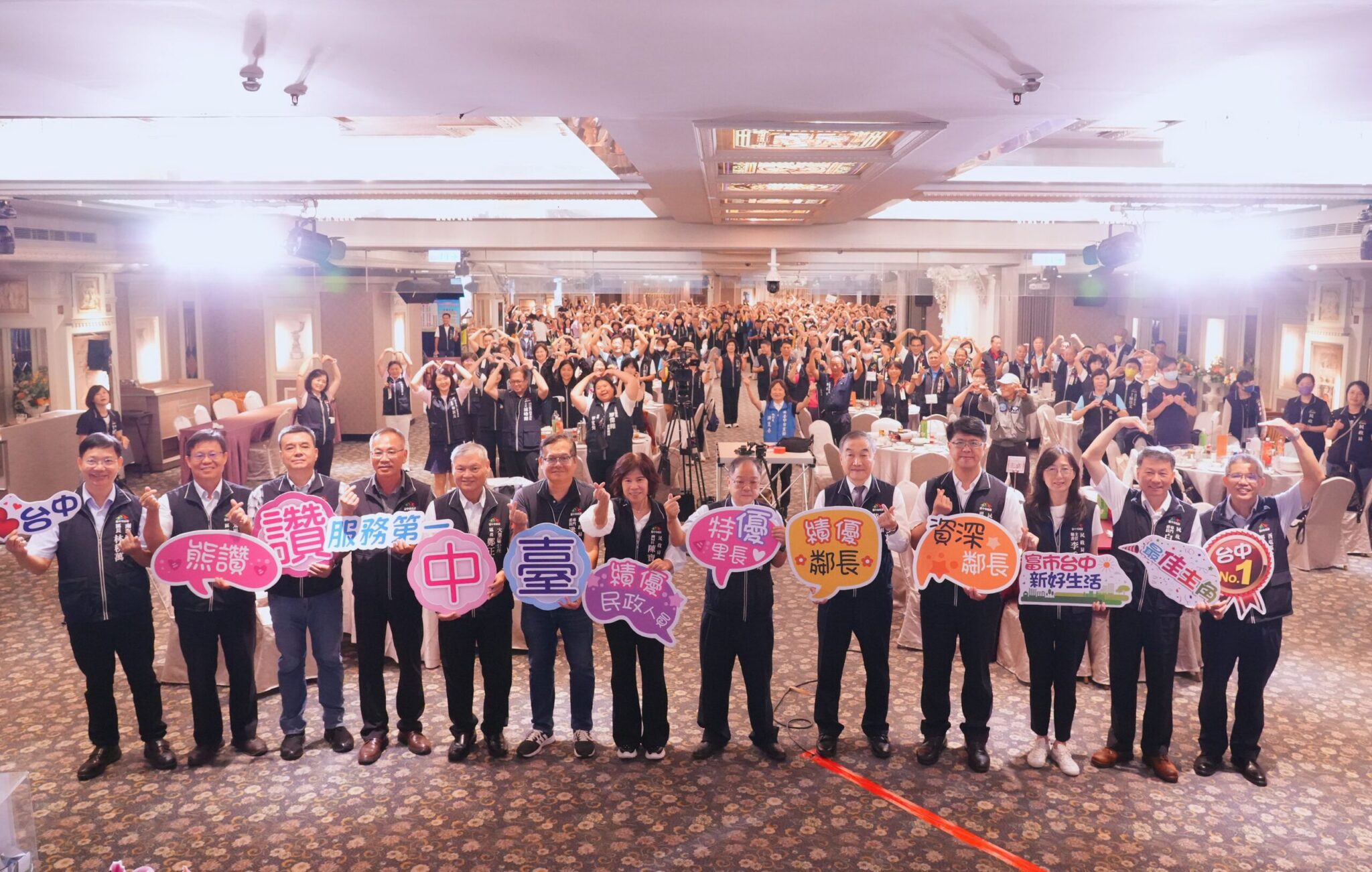 中市府表揚屯區里鄰長及民政人員 霧峰六連霸熱心里長伯獲獎受矚目　黃副市長：感謝共創幸福台中