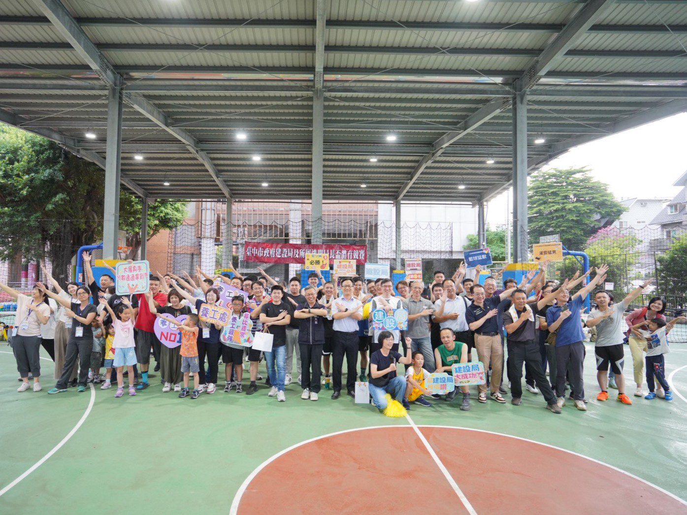 中市建設局長盃親子籃球聯誼賽首度結合公益 運動與關懷齊聚團隊力量! 中市建設局長盃親子籃球聯誼賽首度結合公益 運動與關懷齊聚團隊力量!