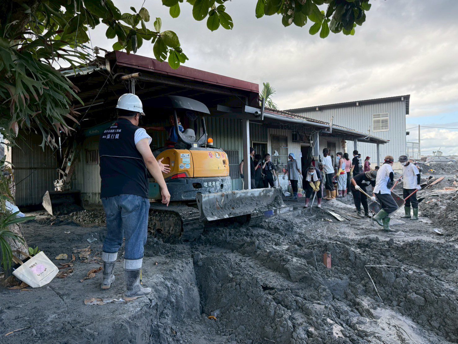 曙光初現！中市建設局持續馳援花蓮　清淤搶通助災區重現希望