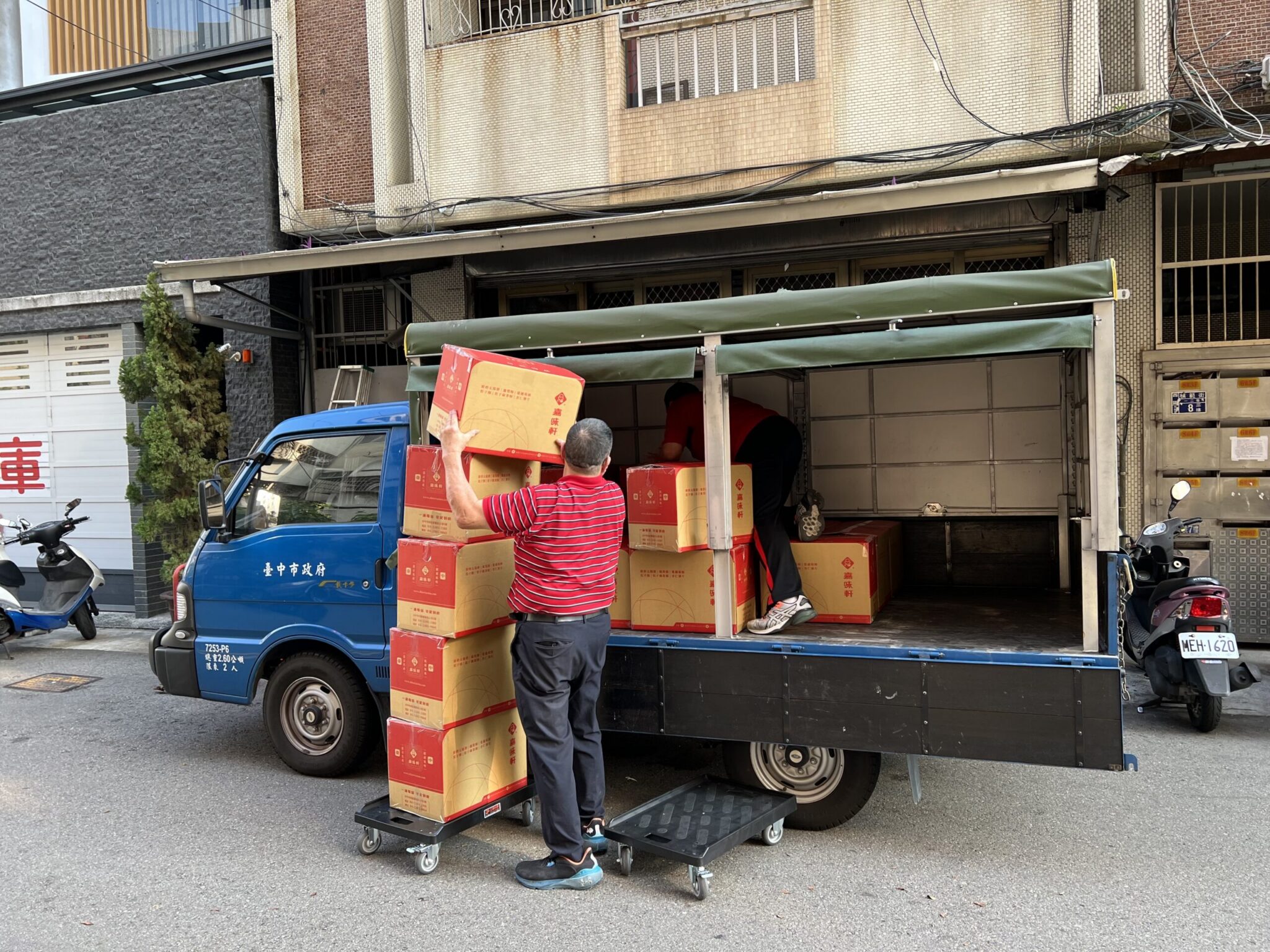 台中市府專車送達花蓮!在地企業嘉味軒捐贈6000片太陽餅獻暖 盧致謝讚義舉 台中市府專車送達花蓮!在地企業嘉味軒捐贈6000片太陽餅獻暖 盧致謝讚義舉