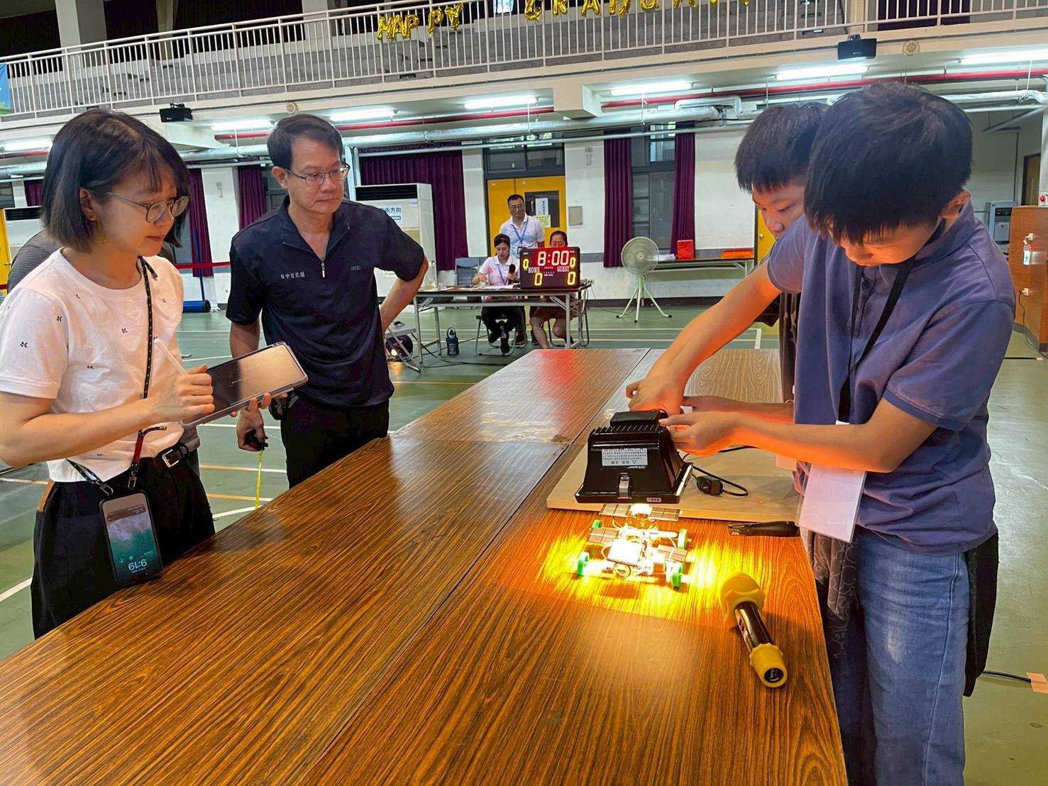 太陽能光芒照亮創意！　中市國小太陽能科學創意玩具競賽登場