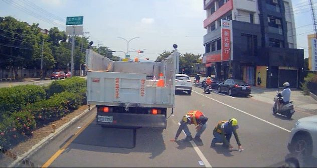 物歸原主暖人心！　中市清潔隊道路救援「清」出5.9萬元現金