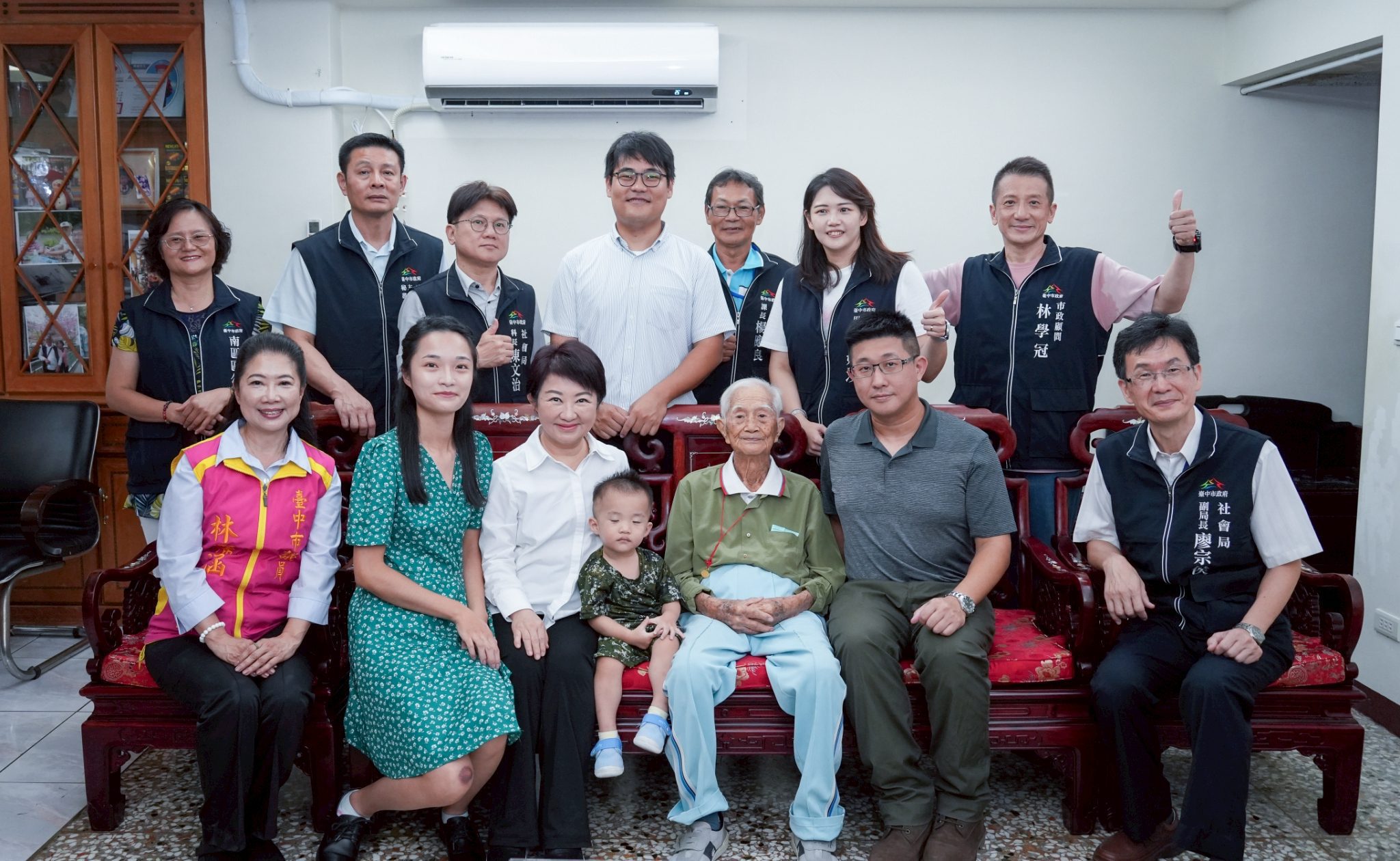 賴總統訪台中百歲人瑞　盧市長陪同話家常、致贈萬元敬老禮金