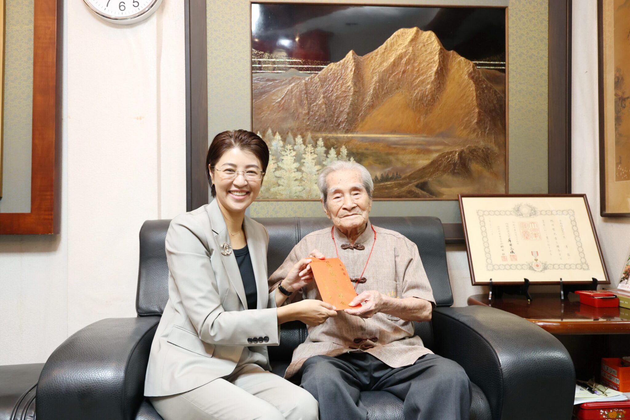 人間國寶王清霜等人瑞慶百歲　許縣長致贈萬元禮金及金鎖片