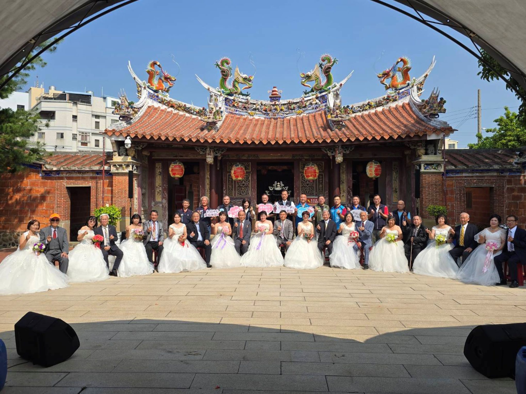 大甲百年文昌祠化身幸福舞台　12對銀髮夫妻重溫婚紗夢 鄭副市長讚許最美家庭典範