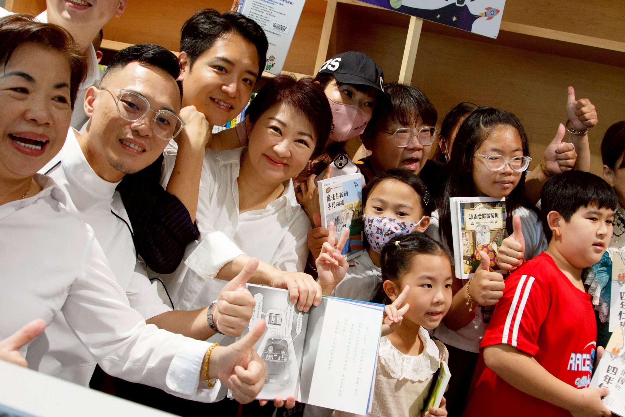 綠美圖「閱讀台中隊」 開啟總館新篇章！ 　盧秀燕與市民接力 「上架新書」：迎接世界級圖書館