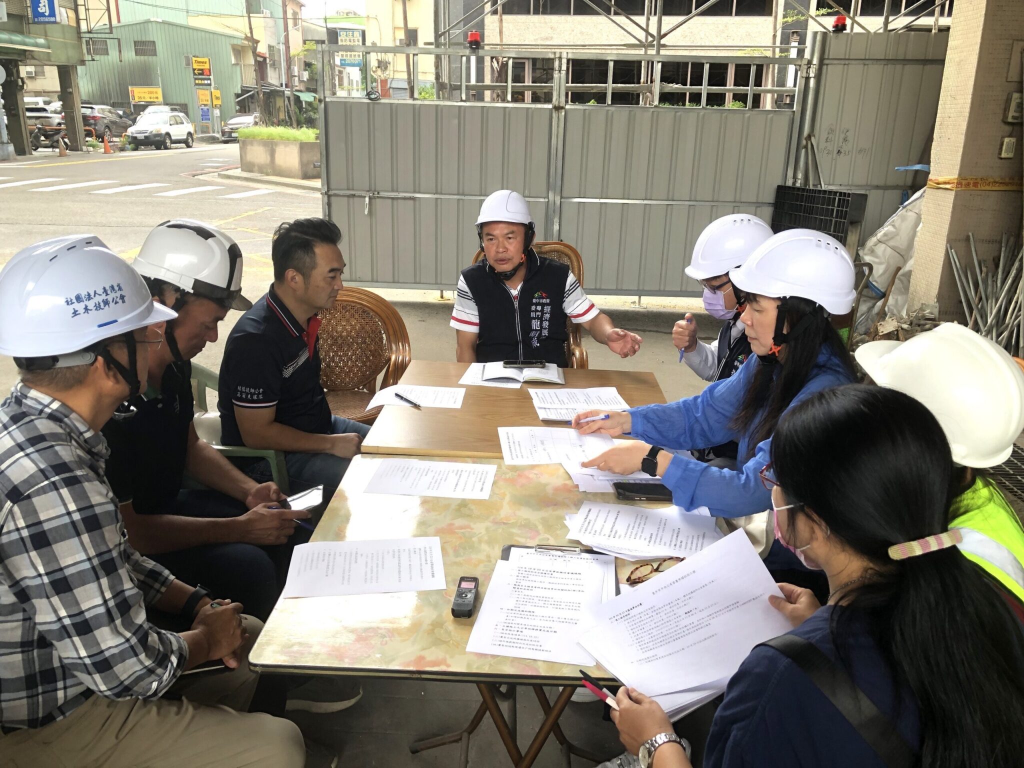 中央市場鷹架倒塌 中市府召開應變會議強化工地安全與鄰里溝通 中央市場鷹架倒塌 中市府召開應變會議強化工地安全與鄰里溝通