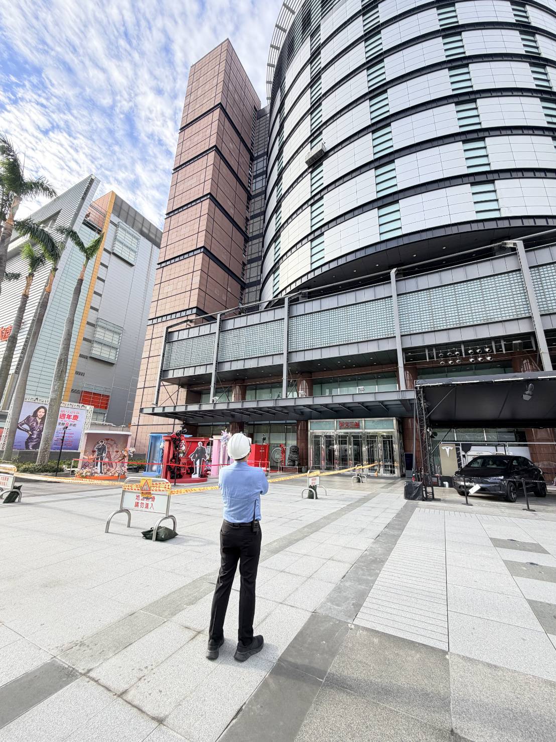 新光三越百貨外牆燈箱破損　中市府要求限期改善 今早修復完成