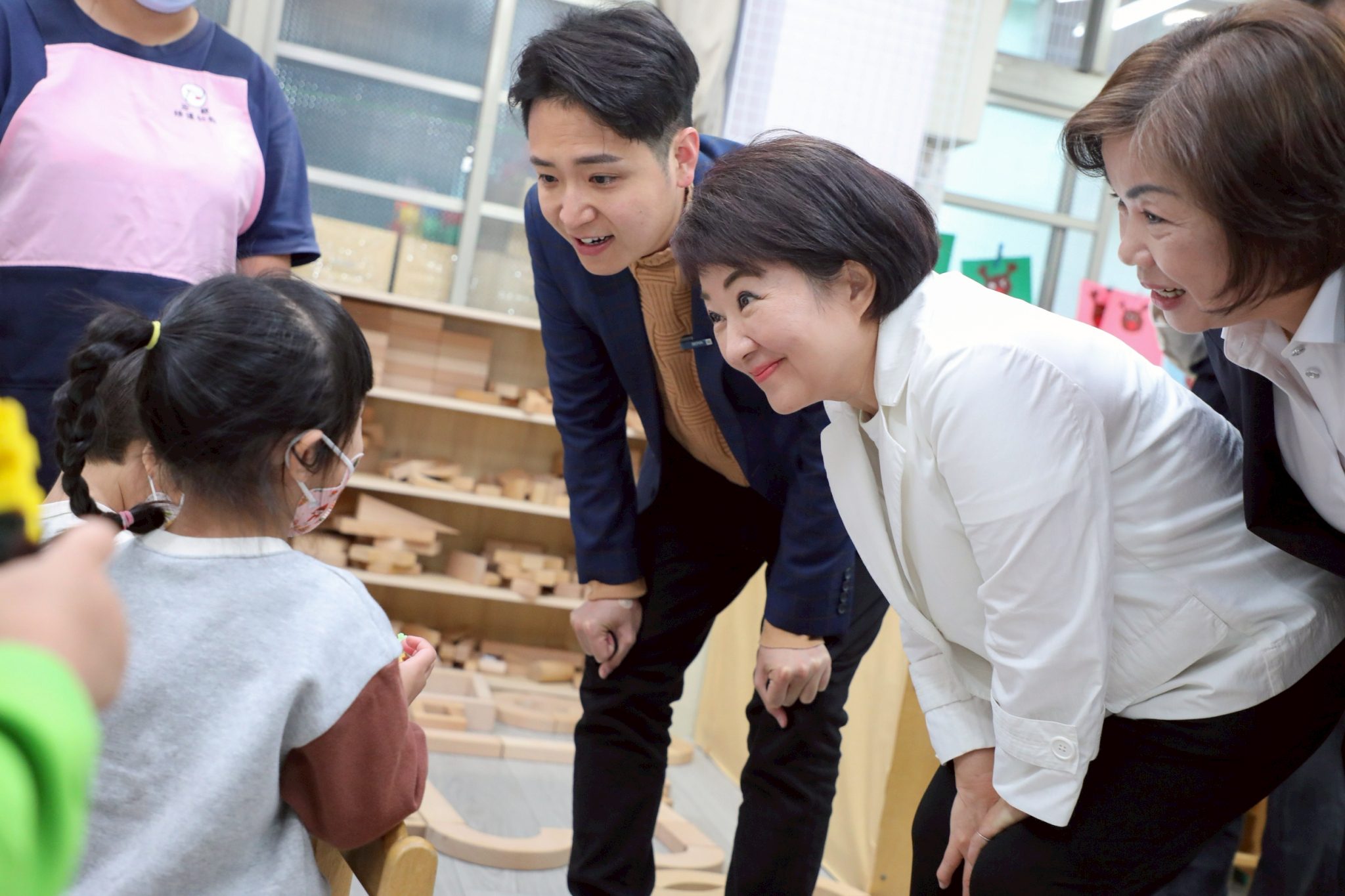 家長感動到紅眼框！木製桌椅開放學生免費領用　盧市長：持續努力改善孩子學習環境