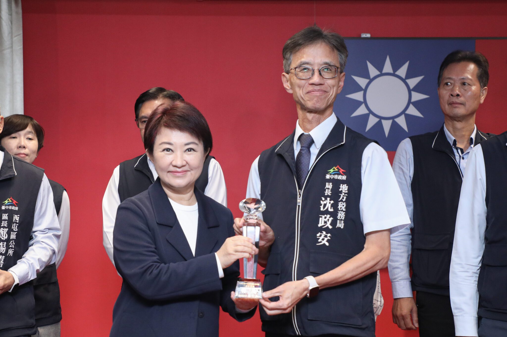 全國首創「車輛回收即時查欠稅及退稅服務」 中市地稅局勇奪市府廉能透明獎特優 全國首創「車輛回收即時查欠稅及退稅服務」 中市地稅局勇奪市府廉能透明獎特優