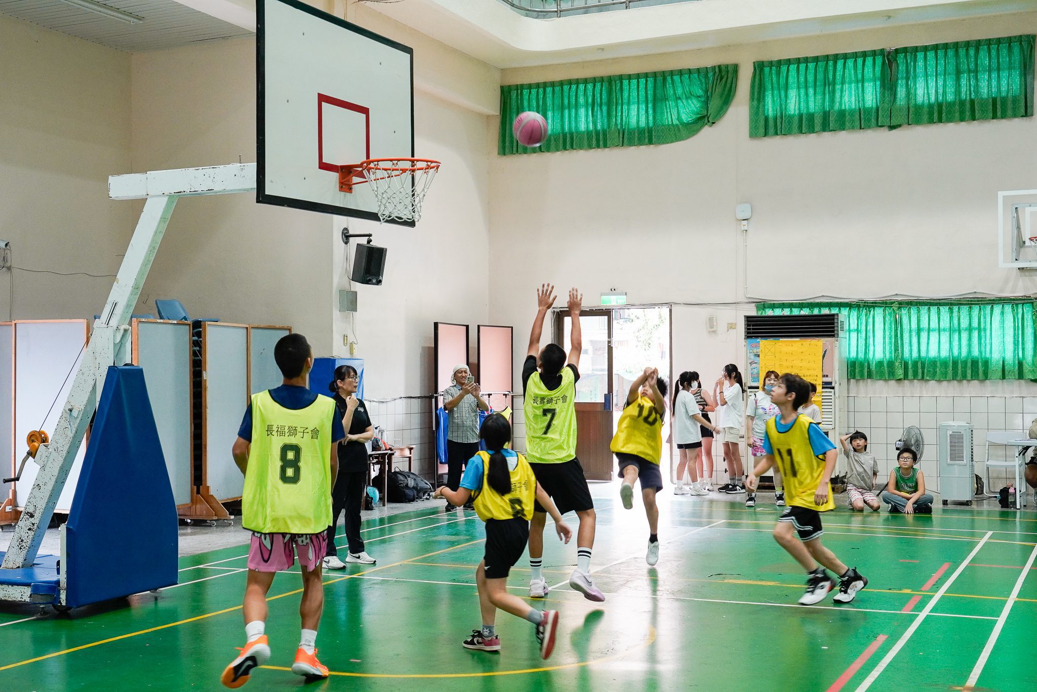 文山小衛星暑假鬥牛　場內揮汗三對三　場邊宣導反毒品