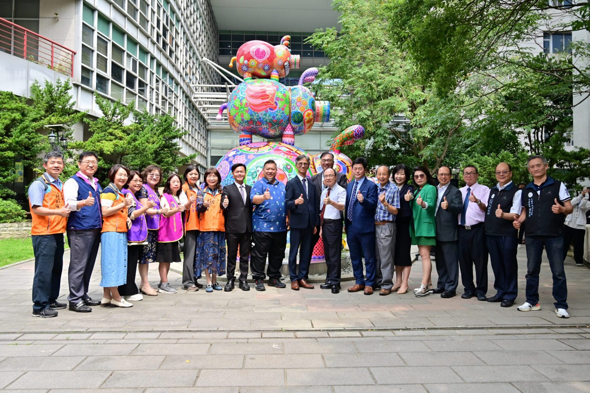 台中打卡新景點！　藝術大師洪易作品《叁豬》進駐地稅局