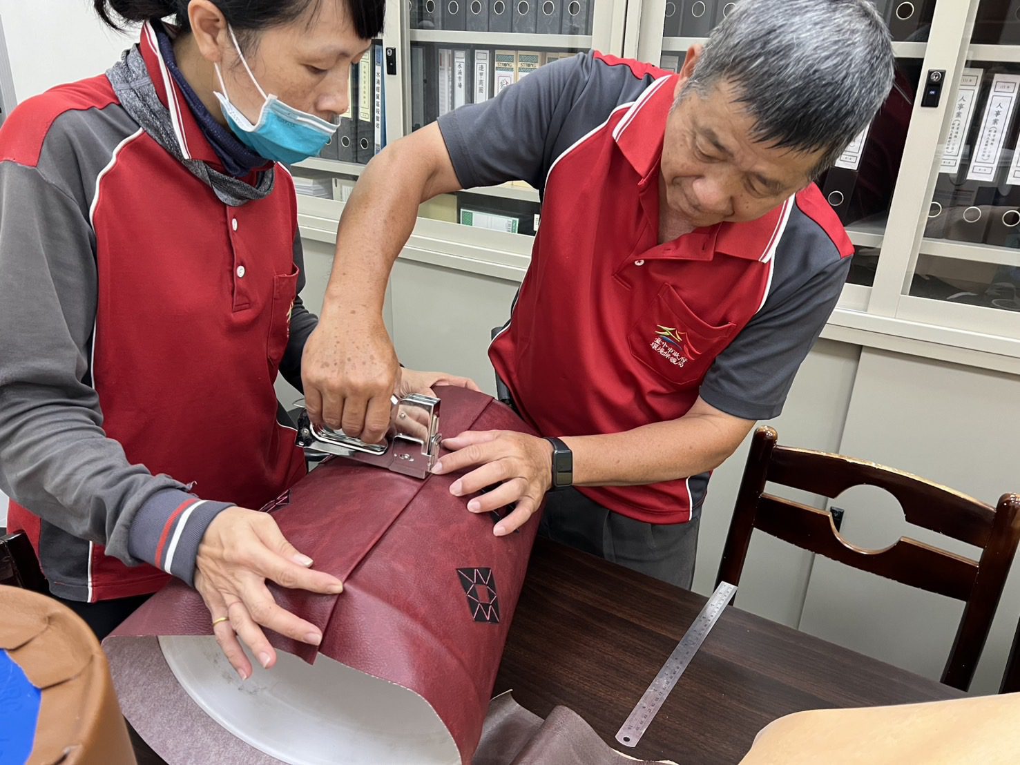 廢沙發皮變可愛小椅 中市西屯區清潔隊打造「回收系」環保文創 廢沙發皮變可愛小椅 中市西屯區清潔隊打造「回收系」環保文創