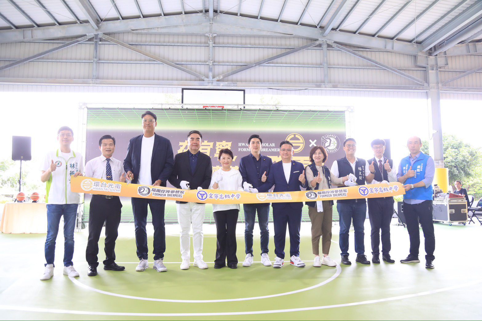 中市校園太陽能發電再添生力軍！私立宜寧高中光電球場今啟用　盧市長：學校、廠商及環境綠能三贏