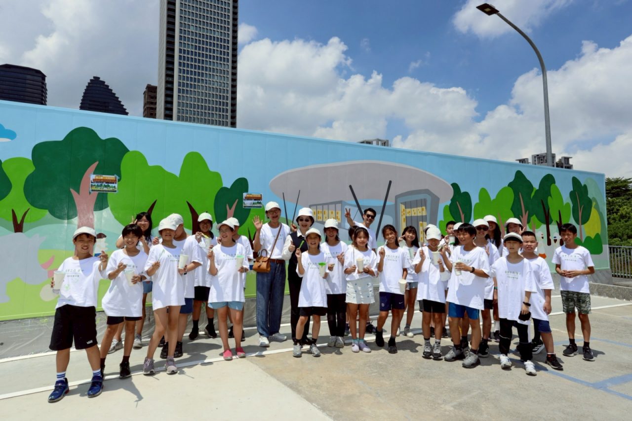 小手揮筆畫夢想！　200位學童繪出「童書之森・台中」繽紛圍籬