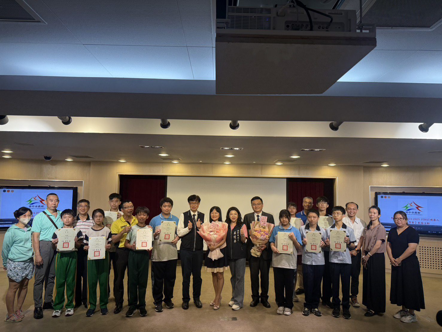 溪南國中師生勇奪FIRST機器人冠軍　中市教育局頒獎肯定科技教育實力