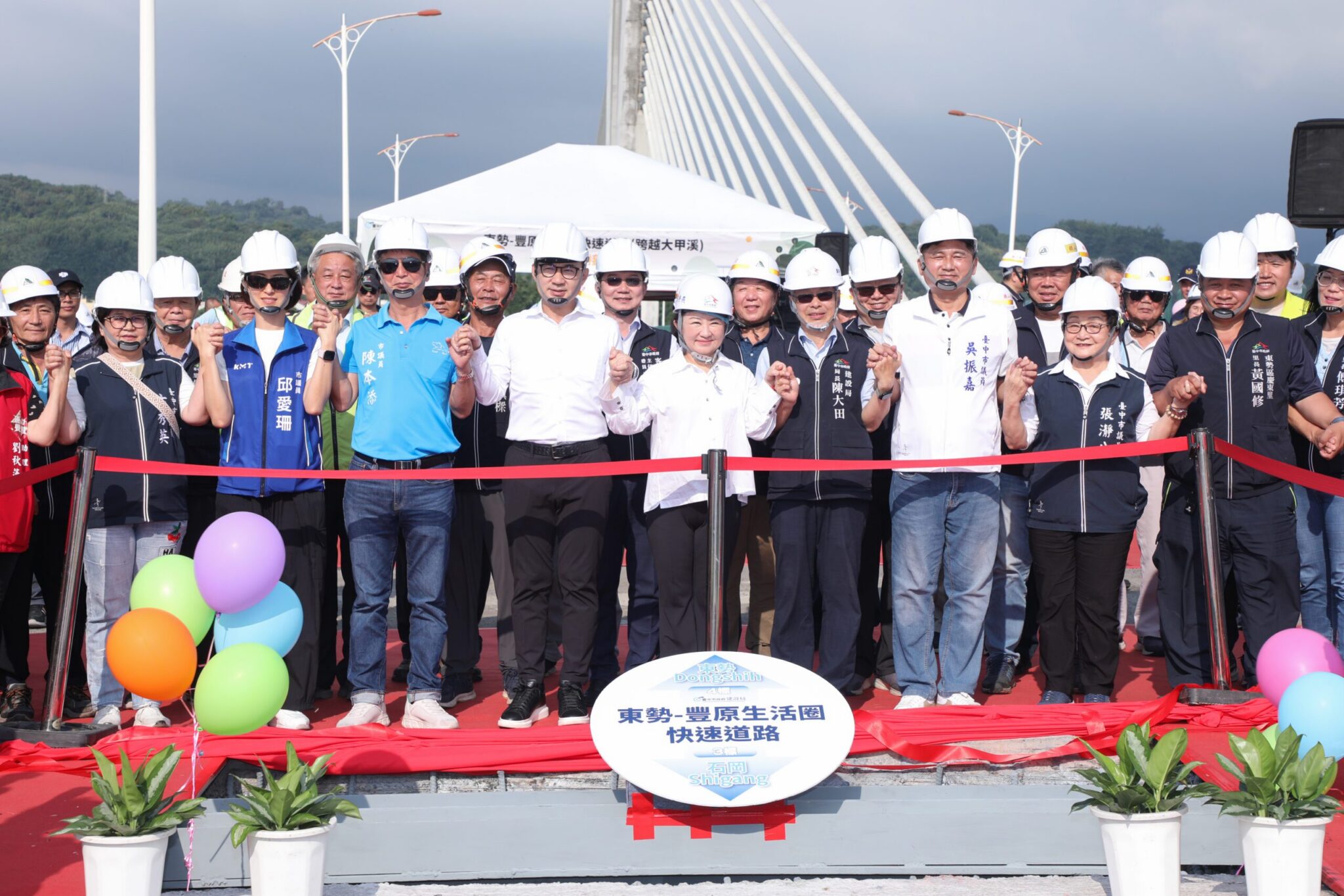 兌現對市民承諾！東豐快「鯉魚脊背橋」接合　盧市長：東勢石岡段明年通車、縫合山城交通命脈