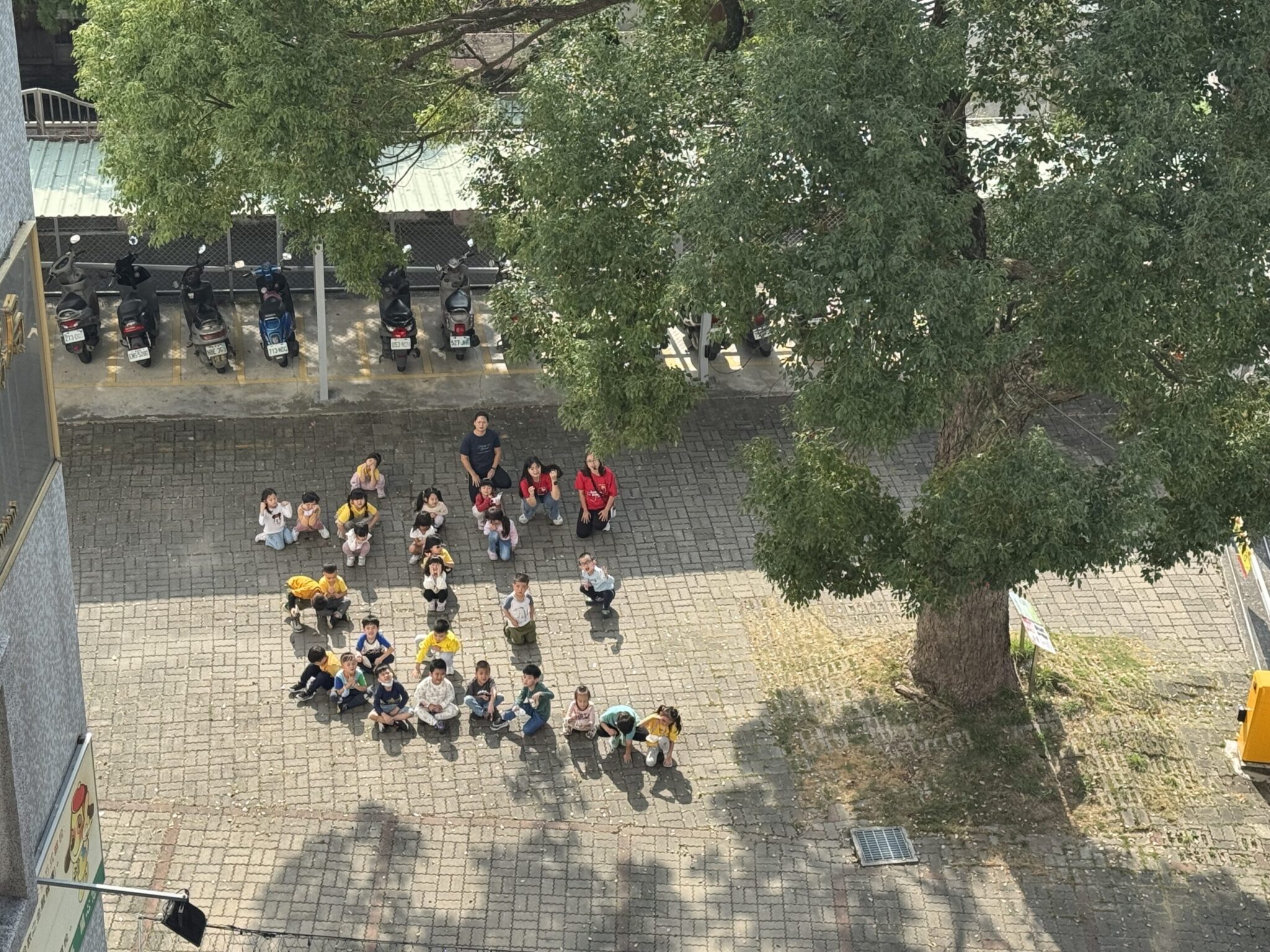 畢業前的深刻回憶！　台中東勢學子畢業前在東勢地政所檔案展區留念