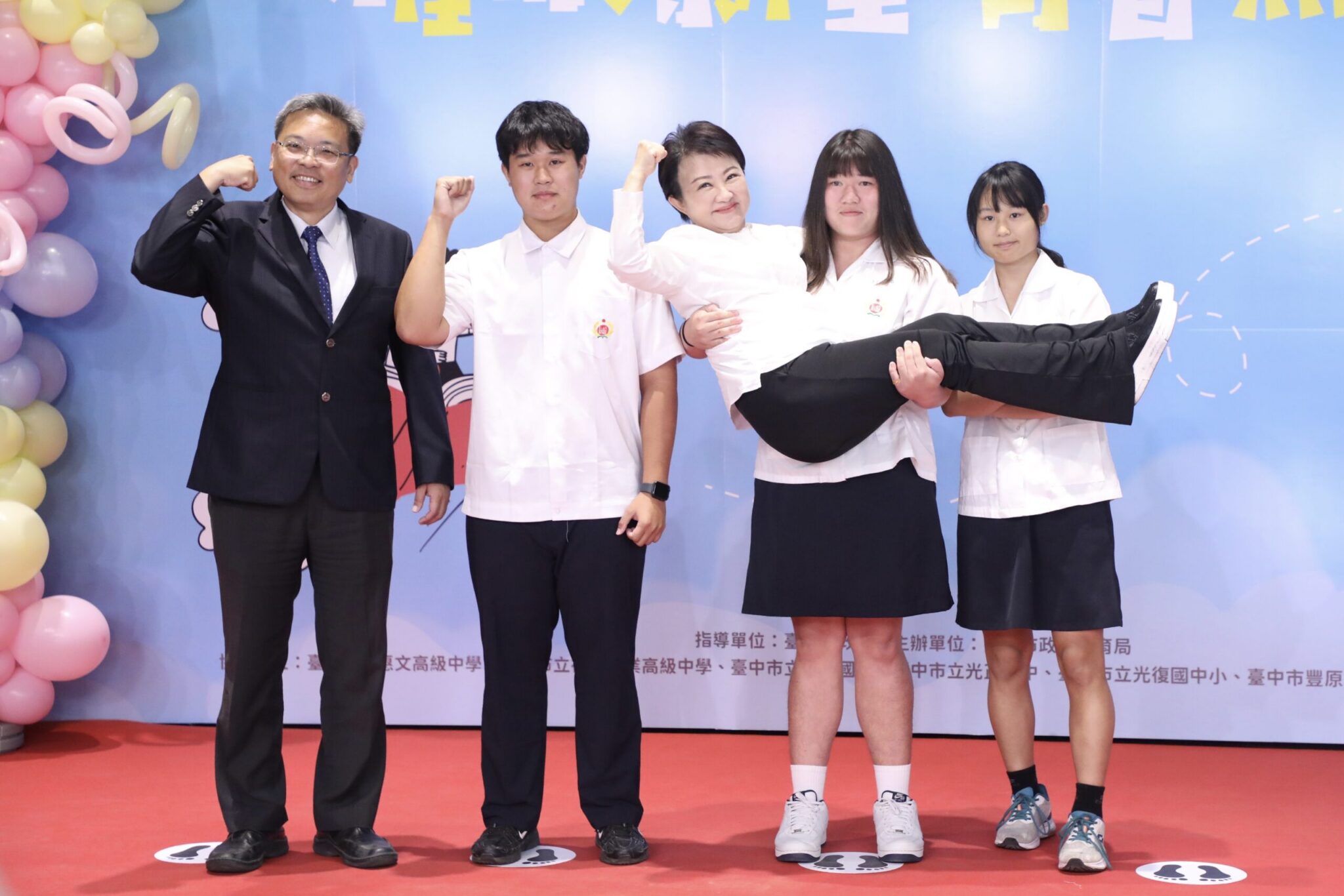 市長被公主抱!中市表揚8043位市長獎學生 盧市長配合擺「超俏皮Pose」最萌合影曝光 市長被公主抱!中市表揚8043位市長獎學生 盧市長配合擺「超俏皮Pose」最萌合影曝光