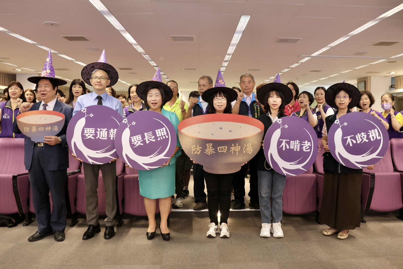 守護老寶貝！　中市家暴防治月呼籲及時通報愛長輩