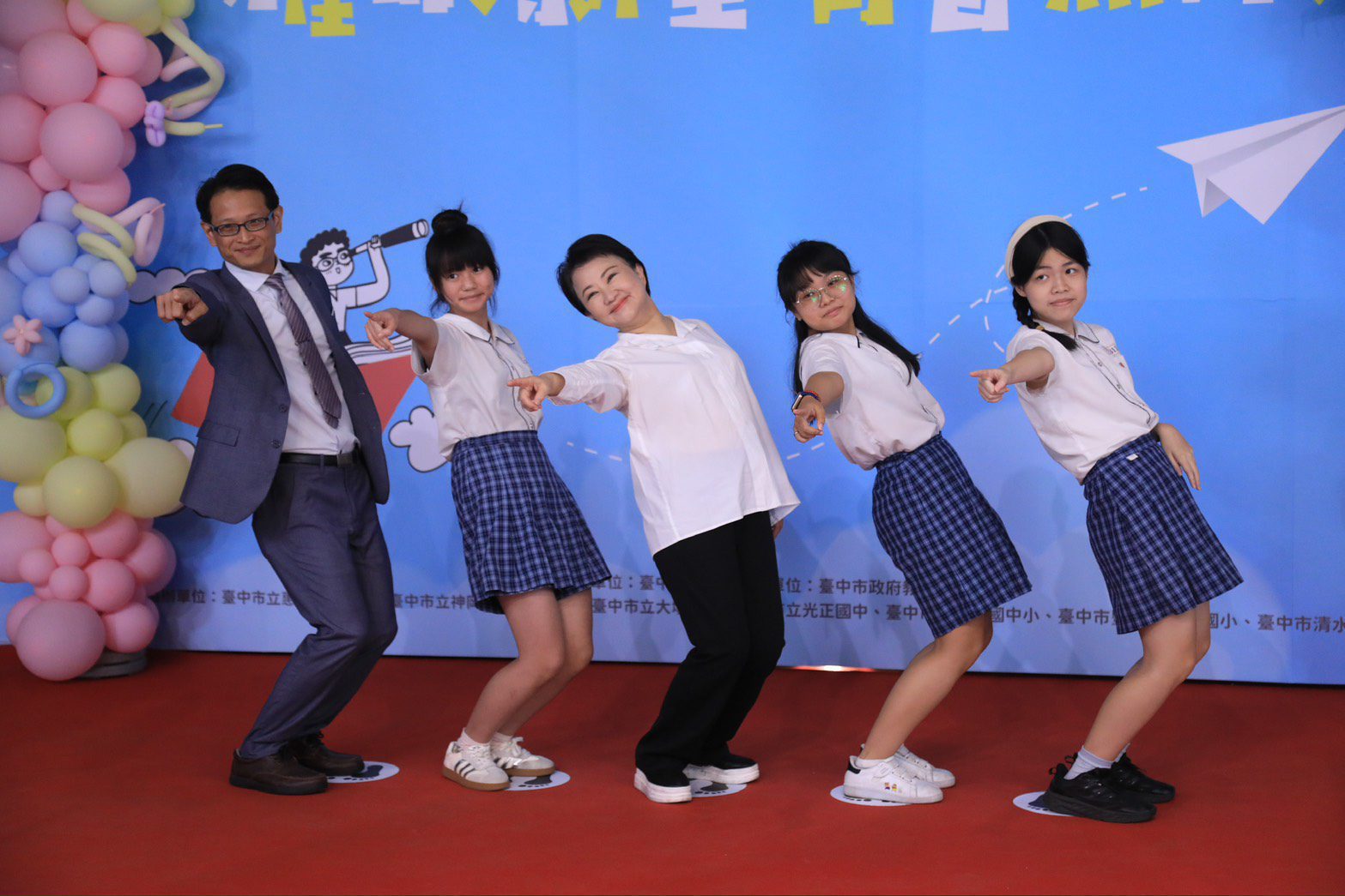 下腰姿勢也難不倒！中市今表揚逾2千名國中小市長獎得主　盧市長俏皮配合擺拍笑稱：放馬過來全力奉陪
