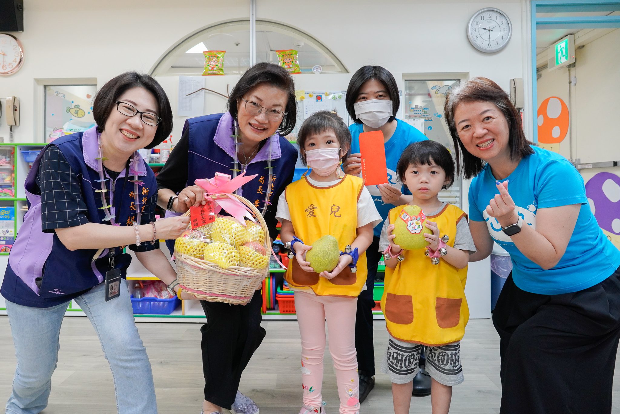 新北社會局長李美珍慰訪愛兒等7家機構　代表市長致贈秋節加菜金及蘋果