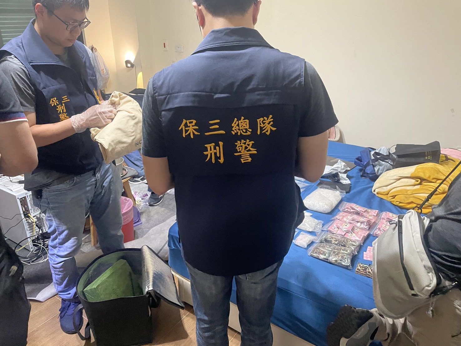 保三總隊掃毒連破2製毒分裝廠　查獲越籍分裝師、槍枝及百萬現金