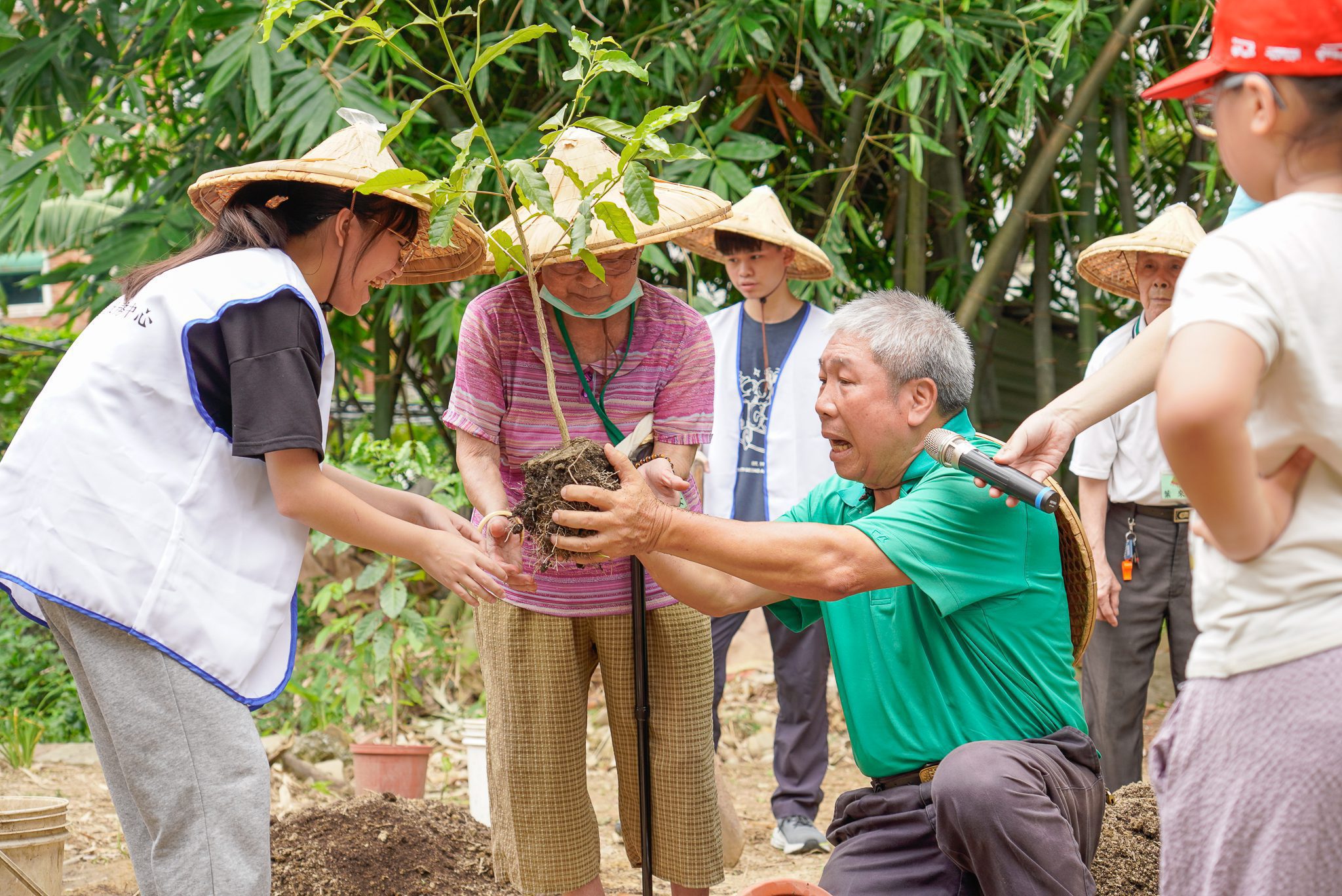 新莊少年中心青銀童樂會　到牡丹心社區和長輩種咖啡樹　彩繪咖啡杯