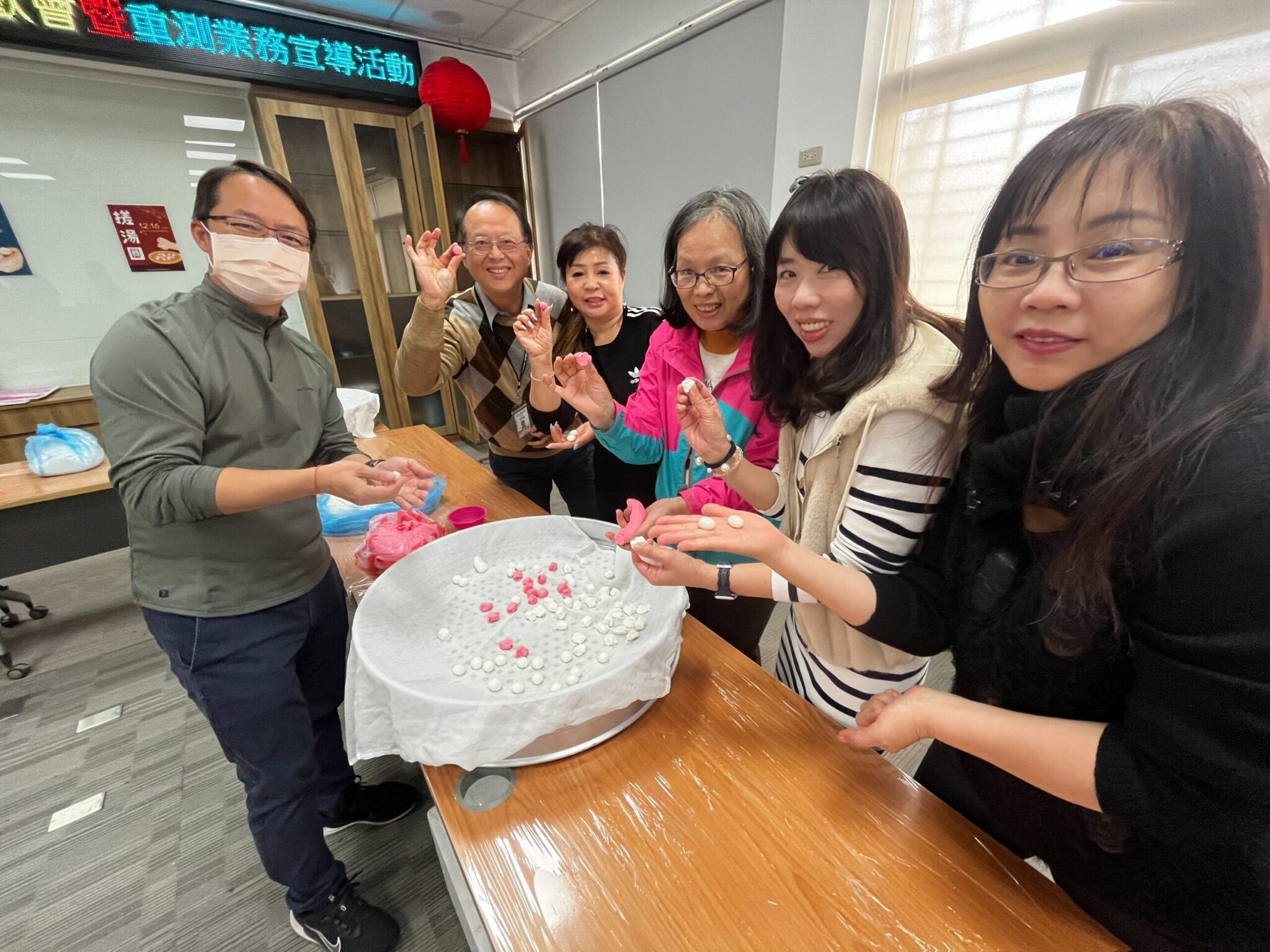 感謝志工無私奉獻 大甲地所邀冬季暖心搓湯圓 感謝志工無私奉獻 大甲地所邀冬季暖心搓湯圓