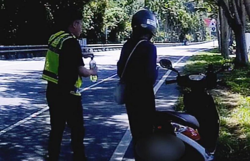 台東關山分局巡警化身加油員　女遊客感動稱讚「最暖靠山」