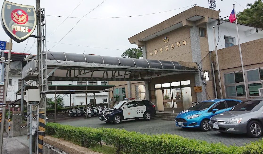 遊覽車台東鹿野拋錨　關山分局員警協助旅客重啟旅程