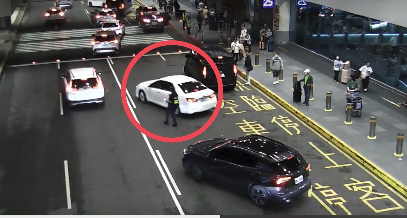 桃園機場白牌車不服攔查爆衝傷外籍旅客 法令空轉成「國際笑話」