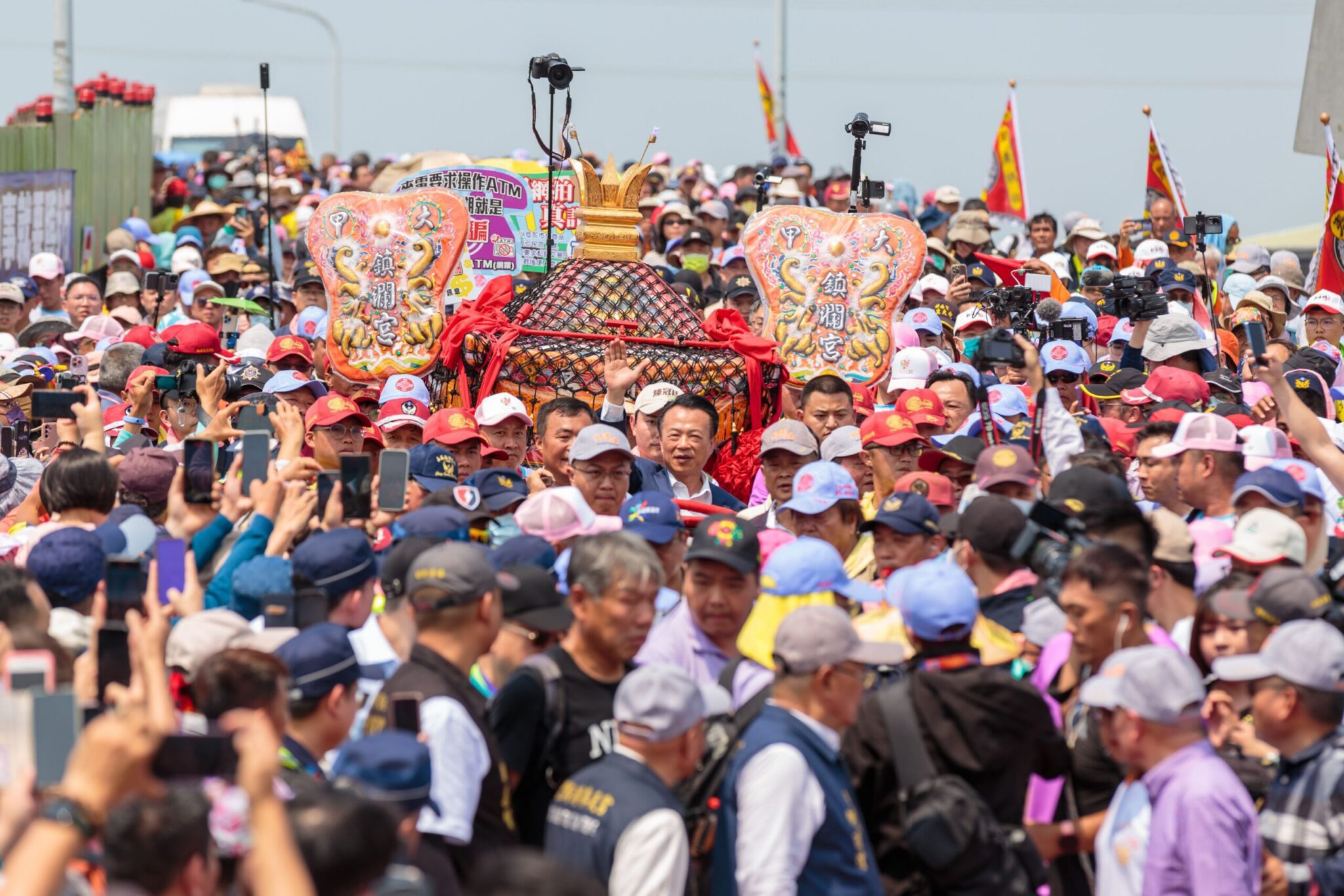 大甲媽祖遶境抵嘉義新港　翁章梁扶轎迎駕　數萬信眾虔誠祈福