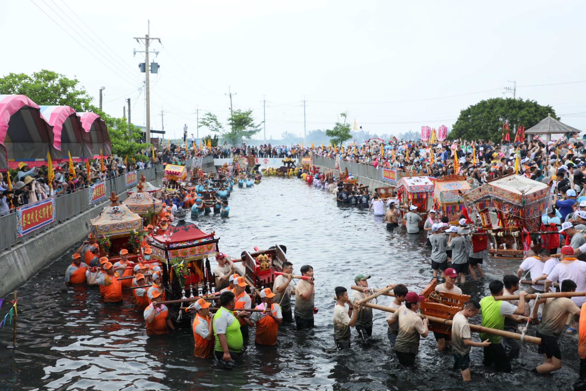 布袋新塭「衝水路、迎客王」熱鬧登場 上萬信眾擠爆王船碼頭 布袋新塭「衝水路、迎客王」熱鬧登場 上萬信眾擠爆王船碼頭