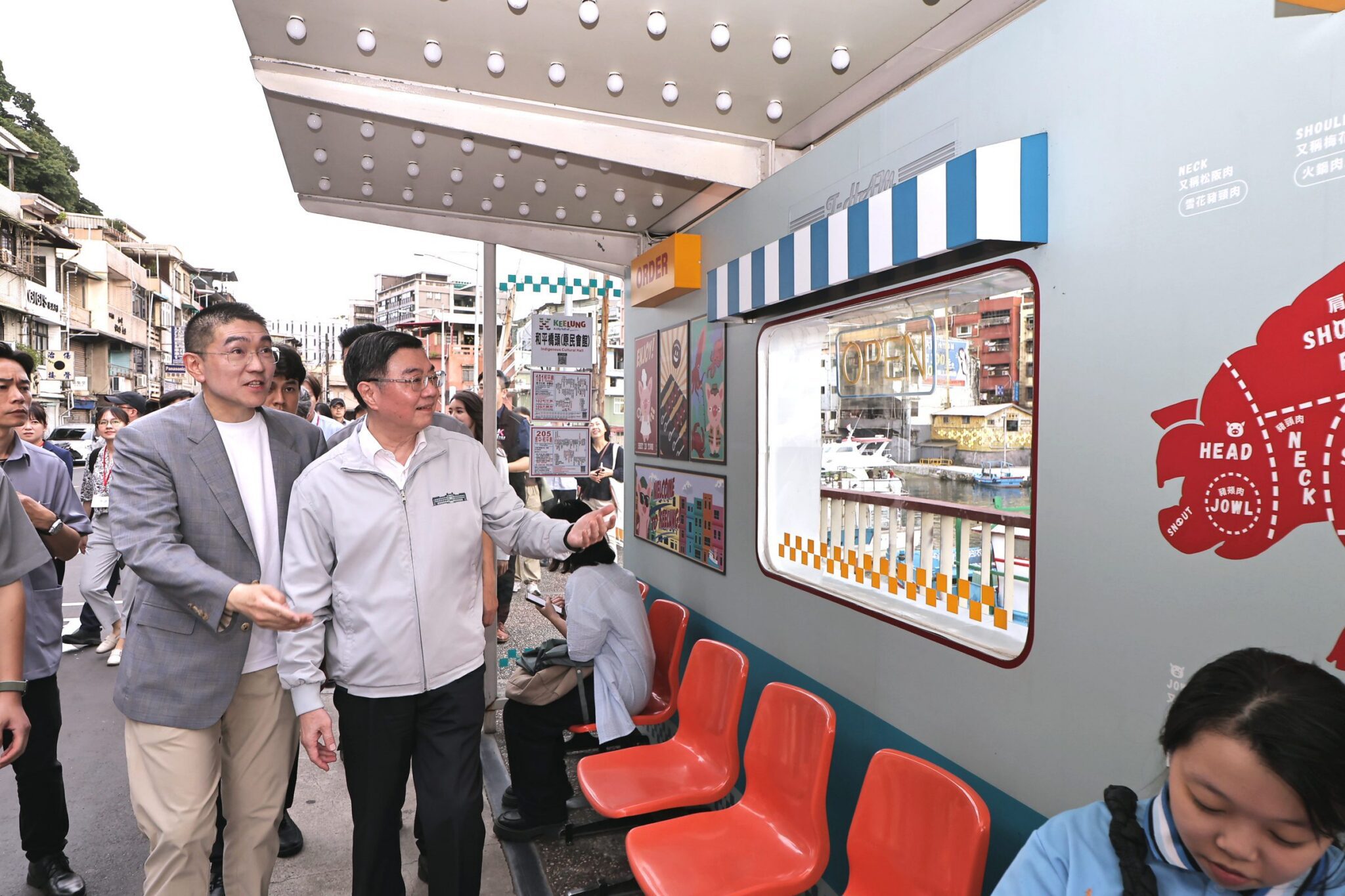 謝國樑陪同卓揆走訪星濱山　肯定基隆正濱漁港創生成果