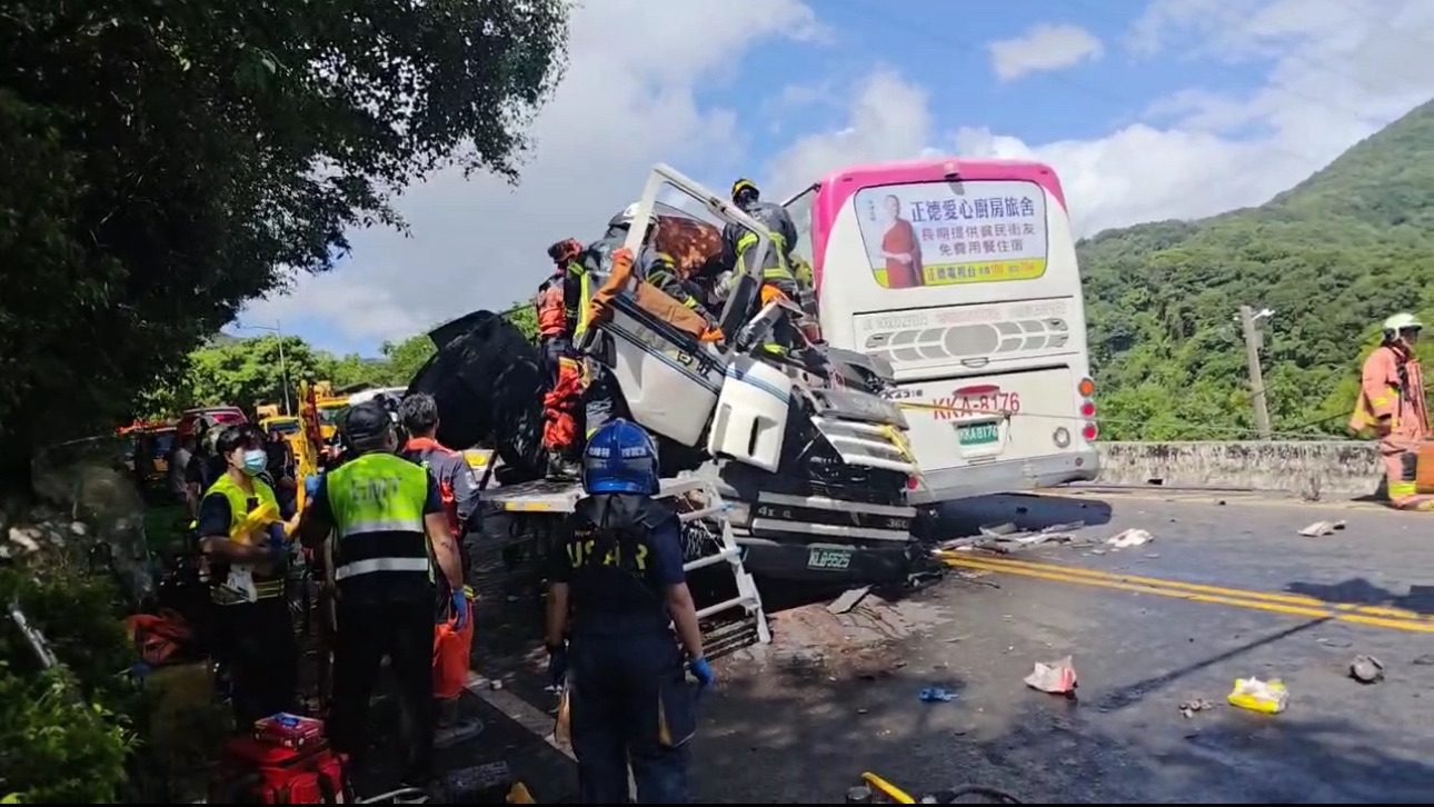 萬里大貨車撞客運釀死傷　謝國樑致電慰問並指示全力關懷協助