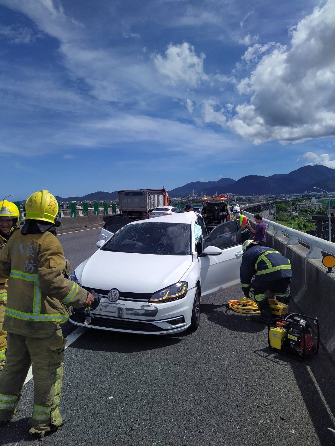 8旬翁駕車國5故障占用外車道遭聯結車追撞車尾全爛　老夫妻受傷