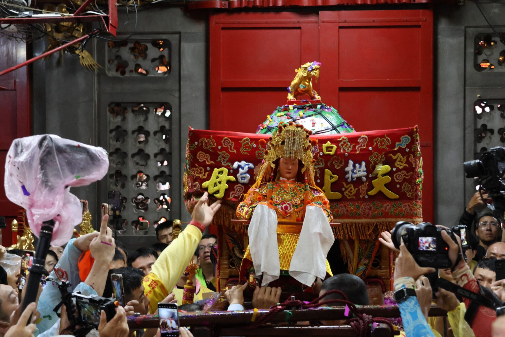 萬眾齊呼「進喔！」白沙屯媽祖回鑾拱天宮　苗縣長感念媽祖護佑鄉里