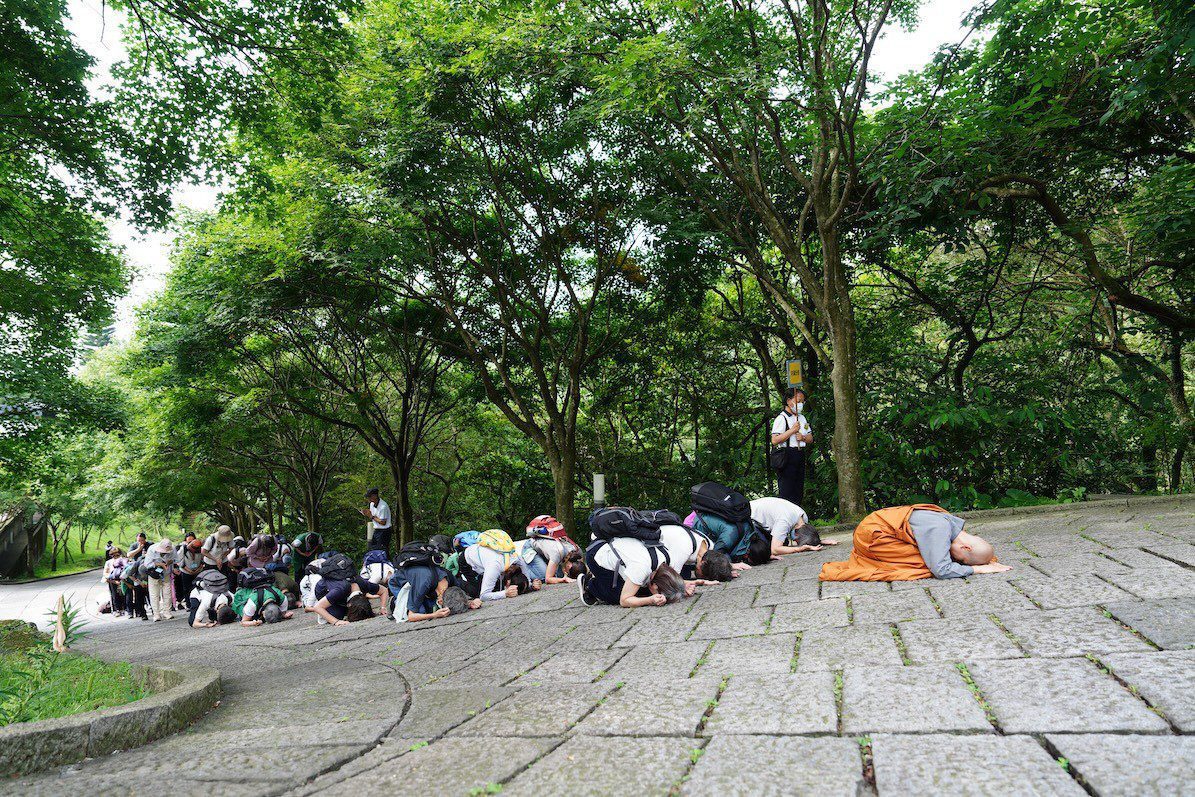 心靈環保浴心佛　法鼓慶佛誕千人朝山禮觀音