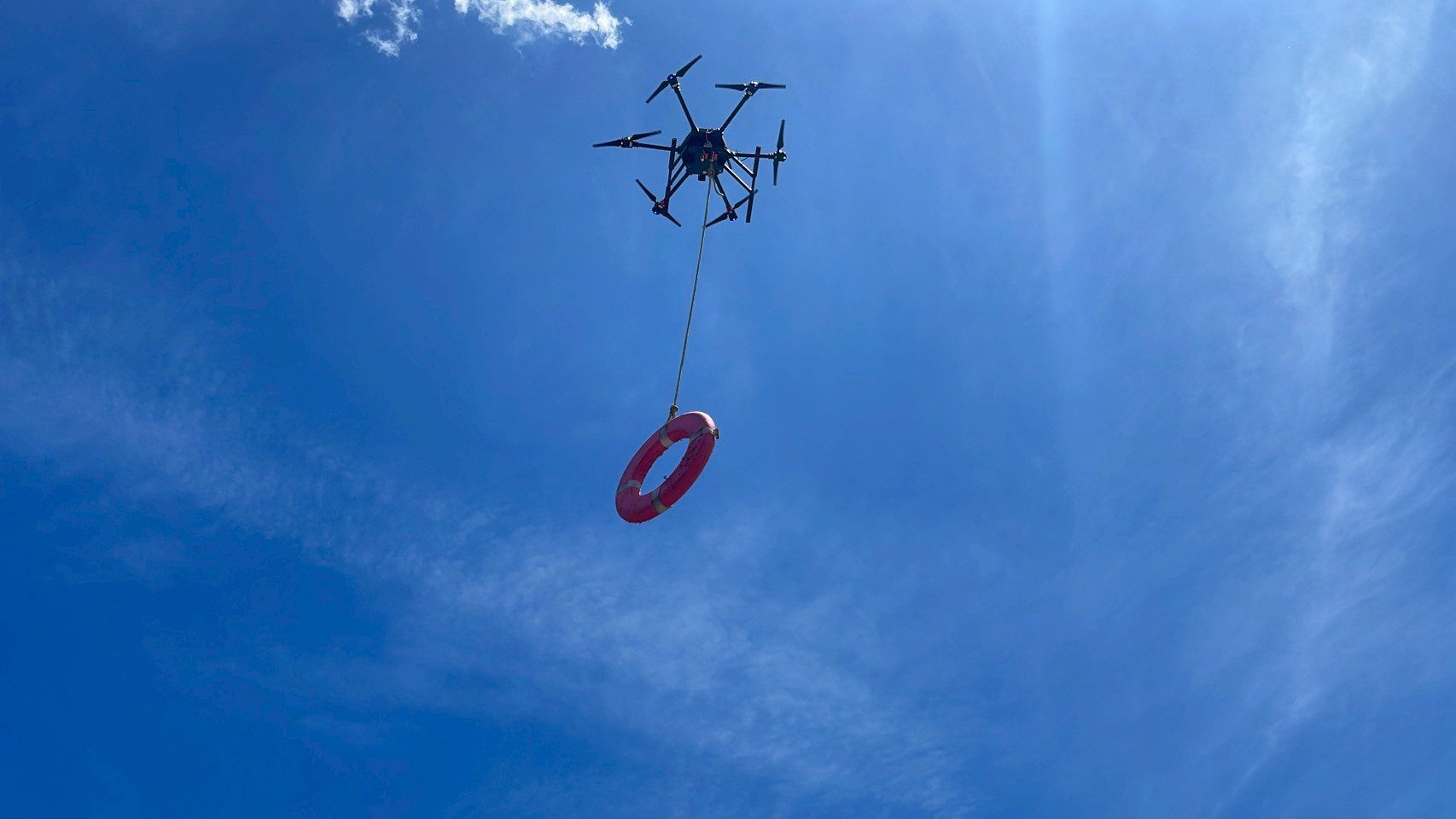 無人機也能拋救生圈！基隆商工參訪消防局體驗AI搜救任務