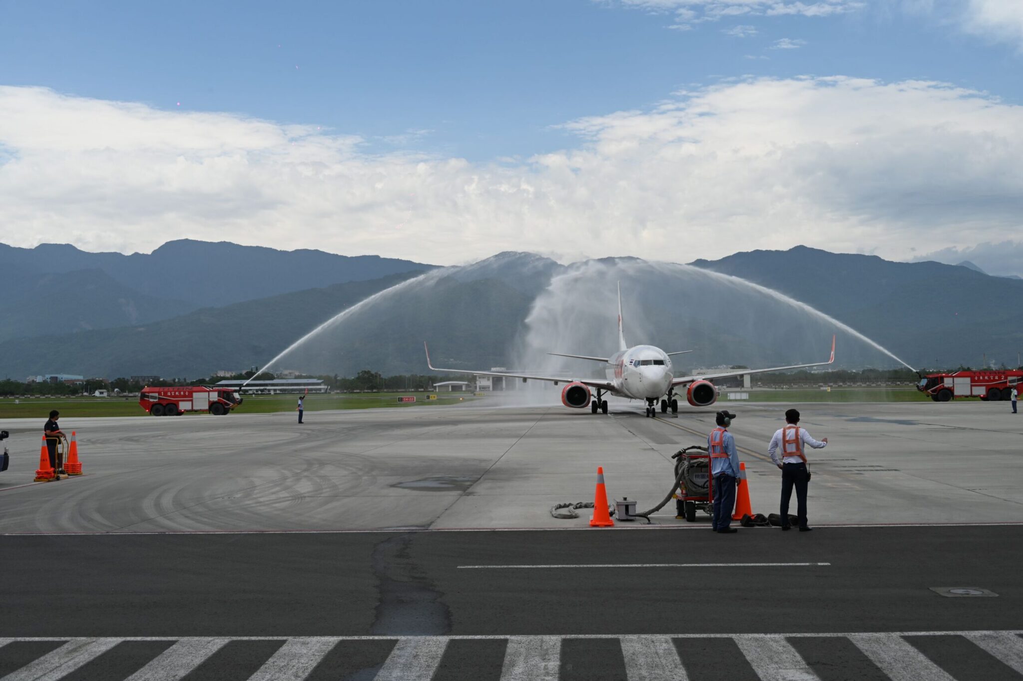 泰獅航空首班直飛台東　克服天候順利降落　饒慶鈴親迎旅客