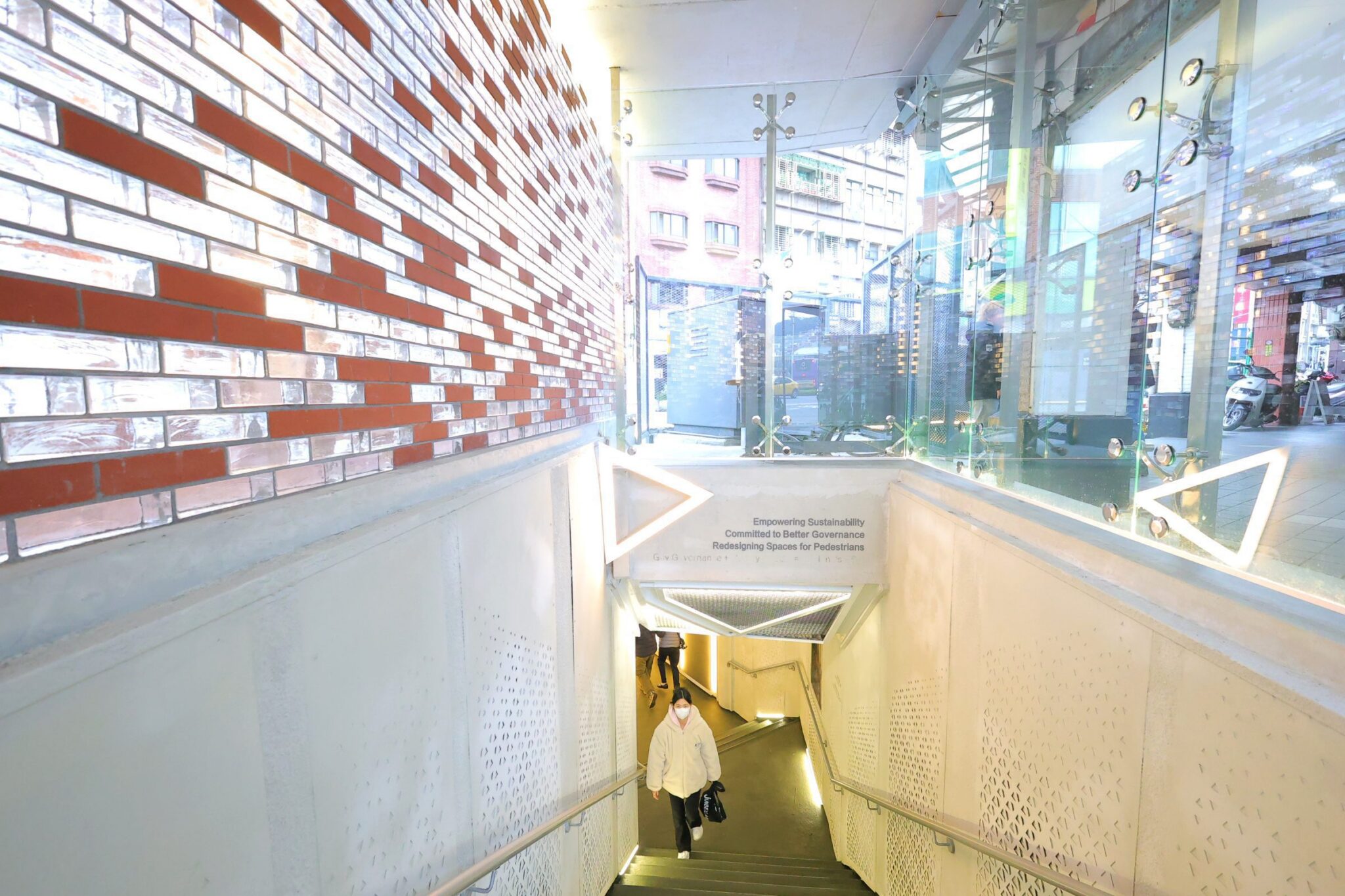 城隍廟人行地下道華麗變身 開啟基隆市容改造示範起點 城隍廟人行地下道華麗變身 開啟基隆市容改造示範起點