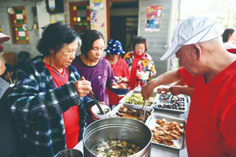 好市多推黑鑽會員守護長輩專案 攜手門諾醫院推偏鄉老人共餐 好市多推黑鑽會員守護長輩專案 攜手門諾醫院推偏鄉老人共餐