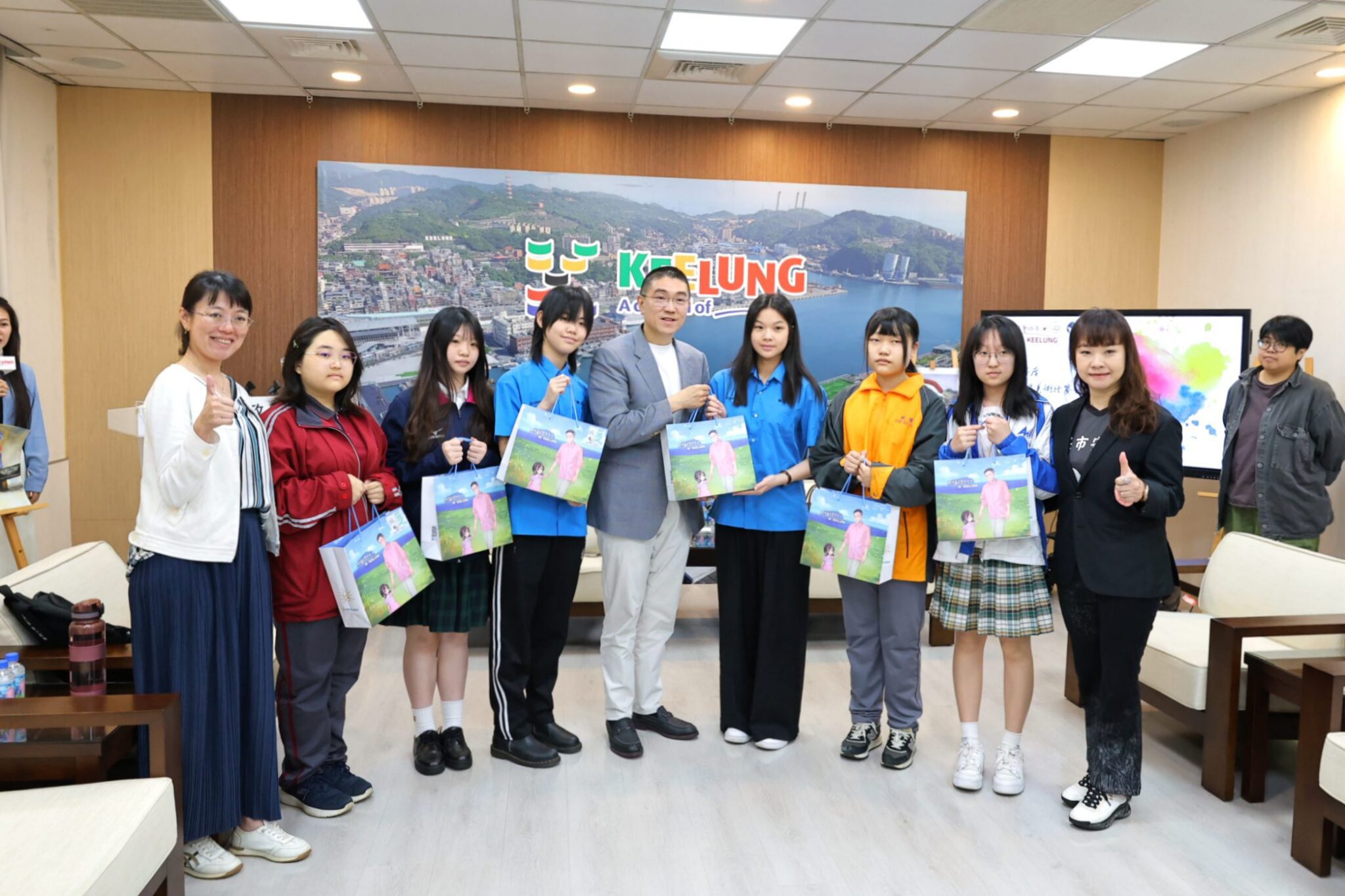 謝國樑接見全國美術賽優秀學子 擬提供傑出學生專案培訓 謝國樑接見全國美術賽優秀學子 擬提供傑出學生專案培訓