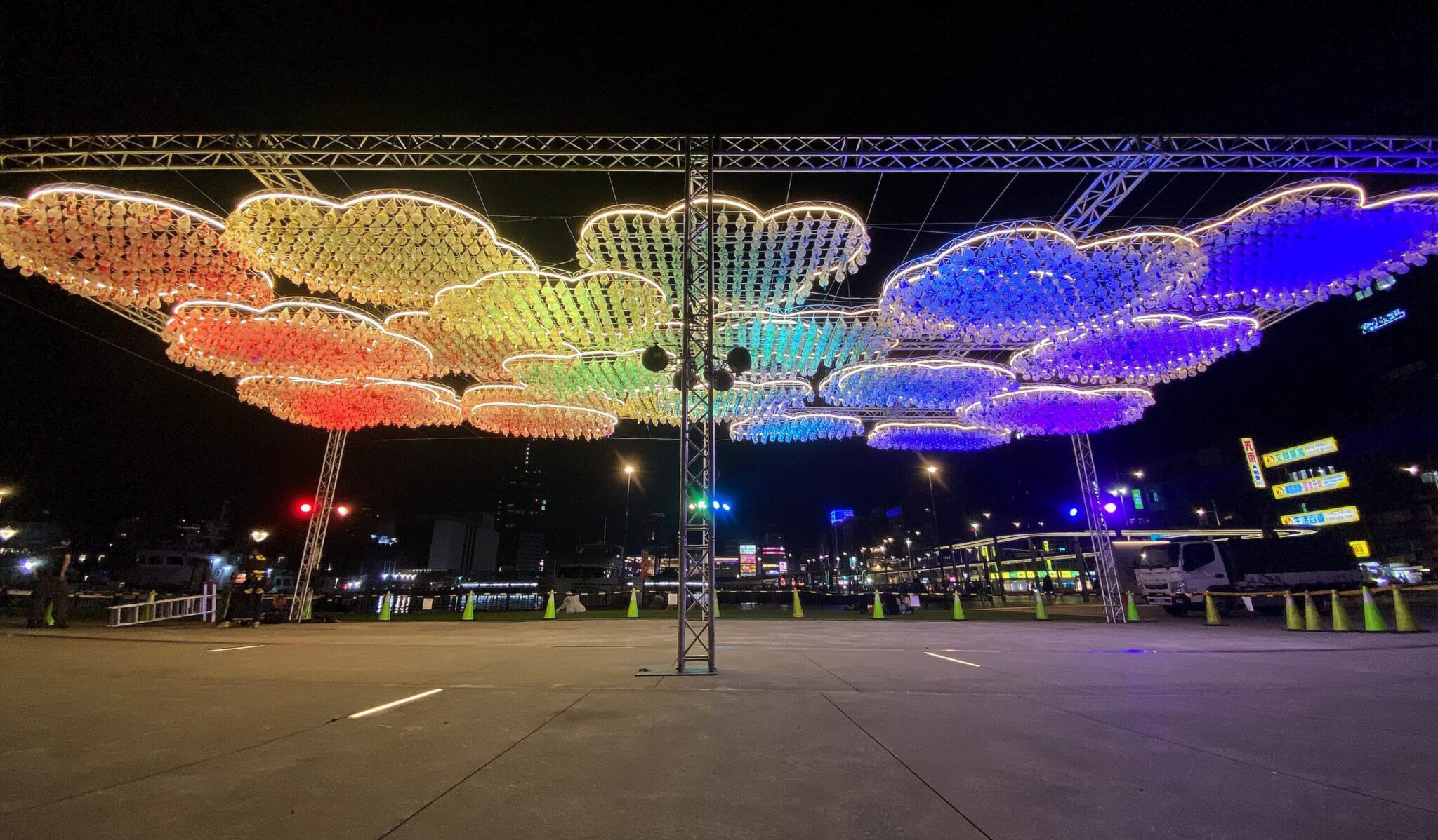 五千童心共創「聆聽雨」藝術裝置　基隆童話藝術節夜間聲光秀登場