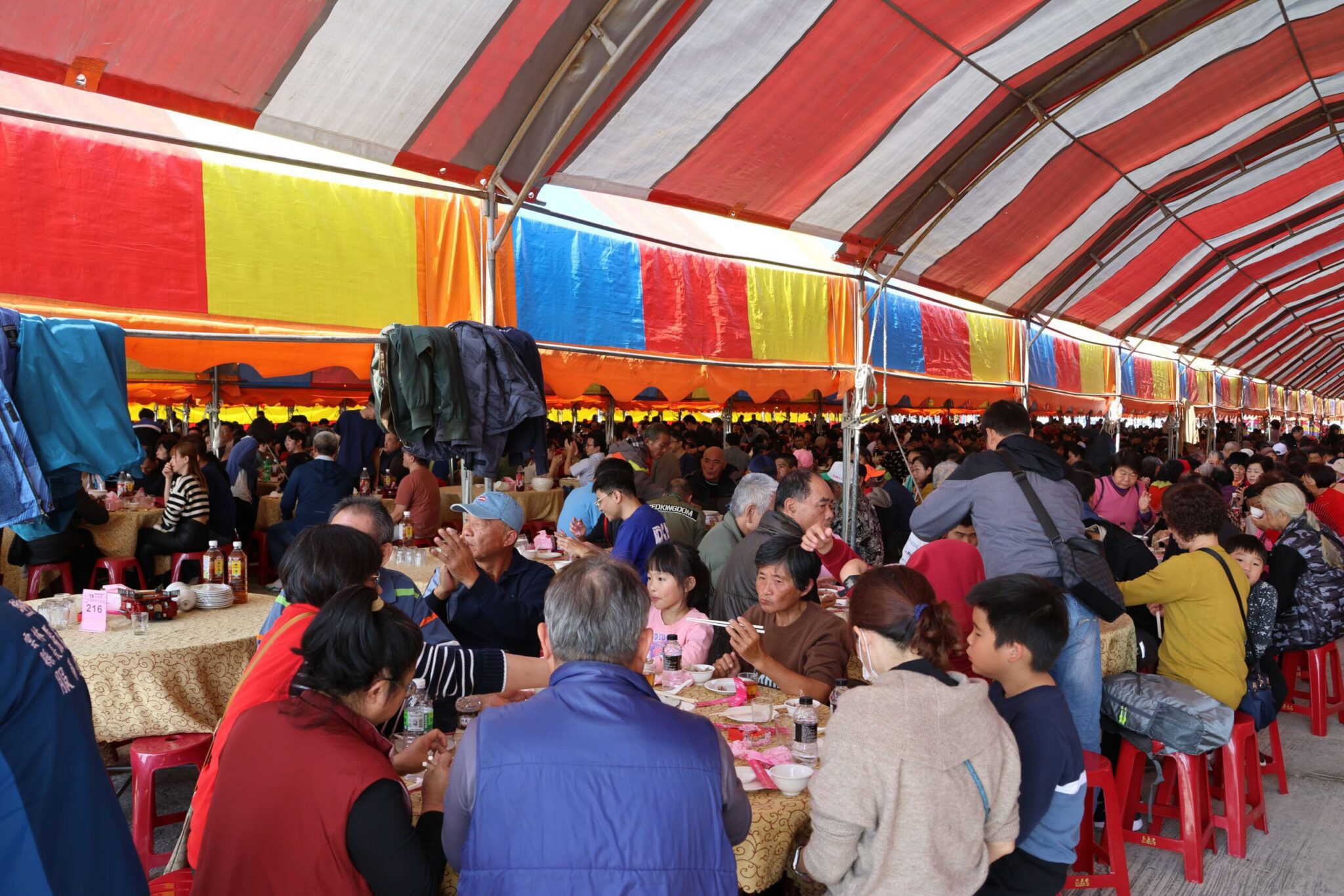 雲林寒冬送暖 富豪居社團宴請2500位弱勢鄉親圍爐 雲林寒冬送暖 富豪居社團宴請2500位弱勢鄉親圍爐