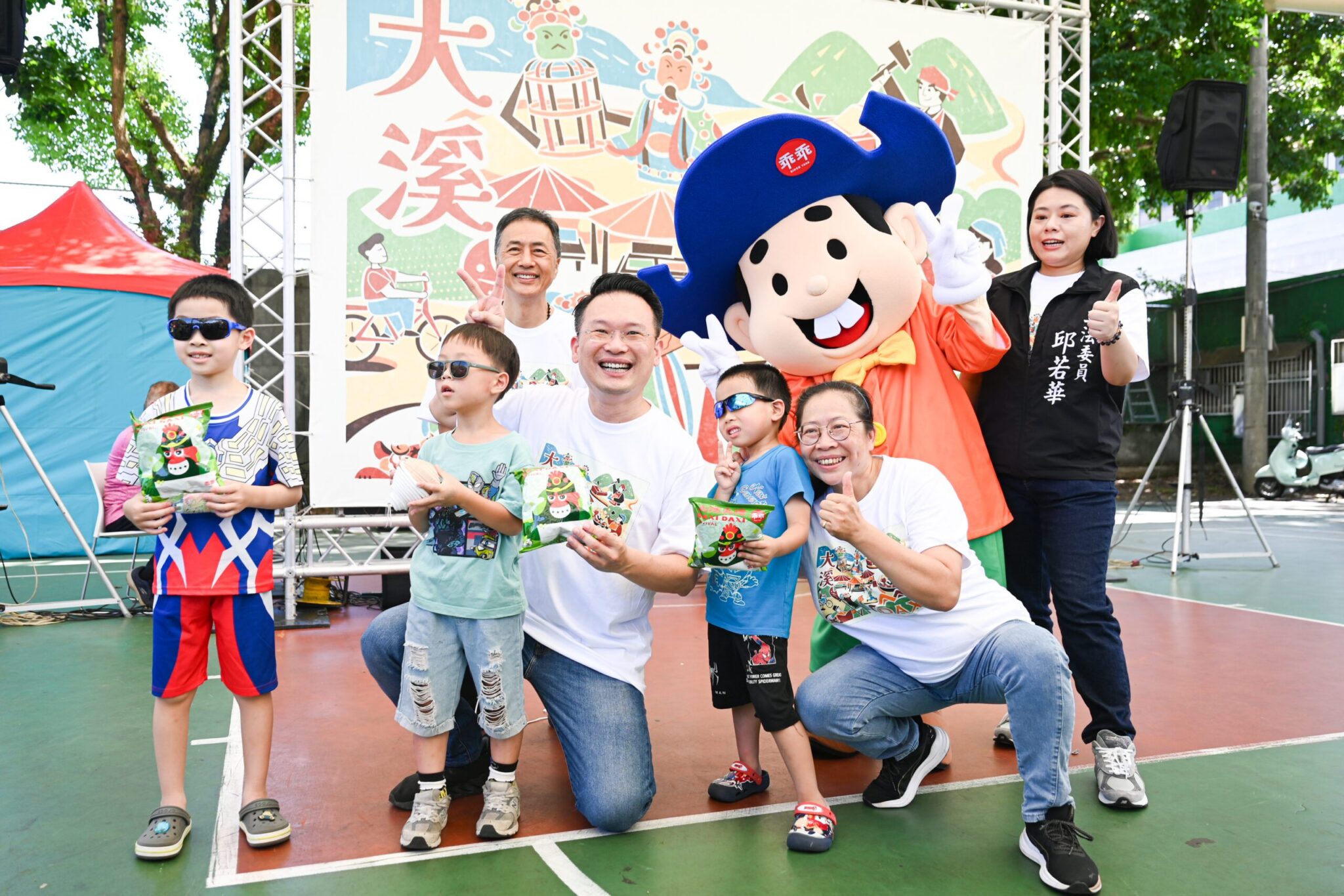 桃園大溪「憶起溪鬧趣」揭幕　蘇俊賓：全台唯一發行「關公乖乖」超搶手