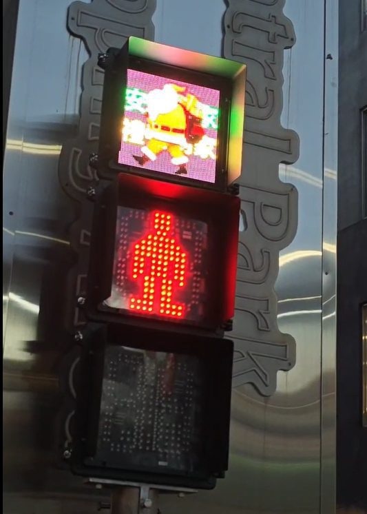 高雄吹起濃濃聖誕風 號誌也看得到聖誕老公公 高雄吹起濃濃聖誕風 號誌也看得到聖誕老公公